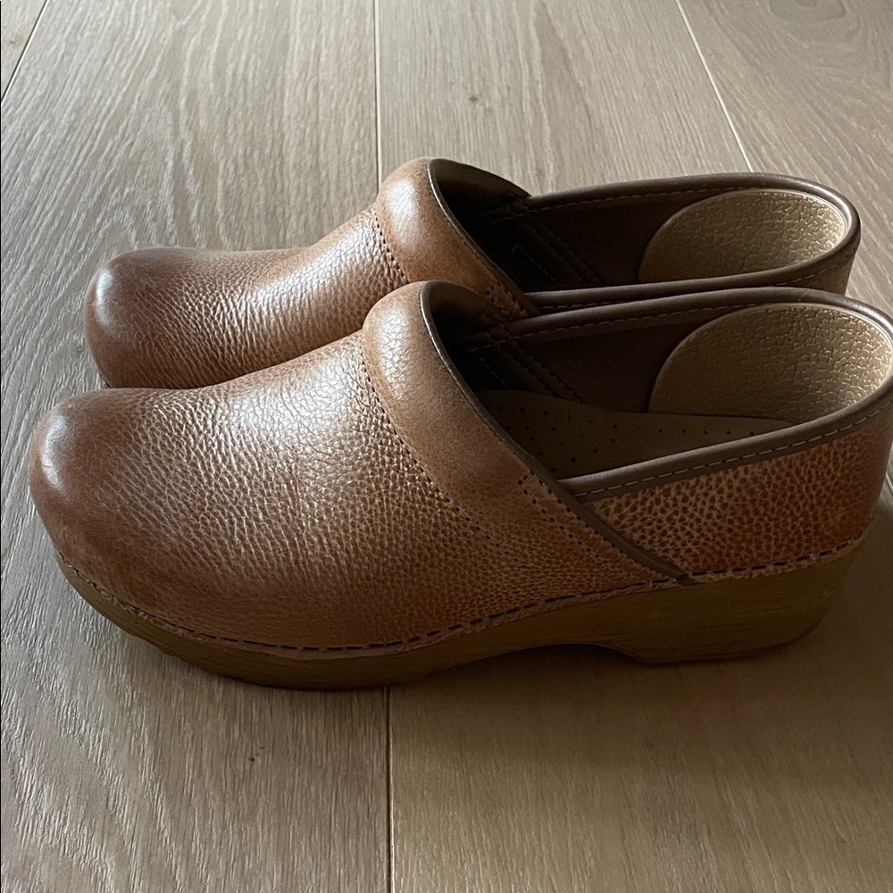Dansko Women’s Honey Distressed Leather Clogs ~ size 9 Wide